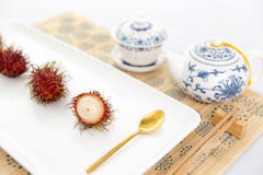 De Chinese opstelling van de theetijd met rambutan royalty-vrije stock afbeeldingen De Chinese opstelling van de theetijd met rambutan royalty-vrije stock afbeeldingen