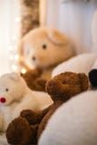 De close-up de bruine teddyberen binnenkantwit legt stuffted lichten van de beren de binnen onderwarmte Comfortabele vakantie royalty-vrije stock afbeeldingen De close-up de bruine teddyberen binnenkantwit legt stuffted lichten van de beren de binnen onderwarmte Comfortabele vakantie royalty-vrije stock afbeeldingen