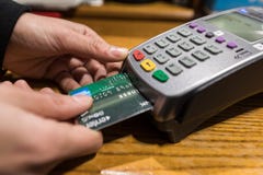 De close-up van de creditcardbetaling van American Express, koopt en verkoopt PR stock afbeeldingen De close-up van de creditcardbetaling van American Express, koopt en verkoopt PR stock afbeeldingen