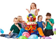 De clown van het verjaardagskind het spelen met kinderen Het jonge geitje koekt feest Royalty-vrije Stock Foto De clown van het verjaardagskind het spelen met kinderen Het jonge geitje koekt feest Royalty-vrije Stock Foto