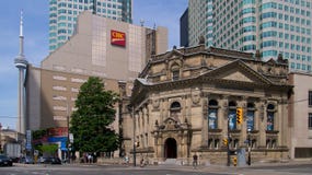 De CN Toren en het Hockeyhall of fame Toronto, canada royalty-vrije stock afbeelding De CN Toren en het Hockeyhall of fame Toronto, canada royalty-vrije stock afbeelding