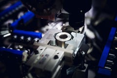 De CNC malenmachine die de steekproef snijden stock afbeelding De CNC malenmachine die de steekproef snijden stock afbeelding