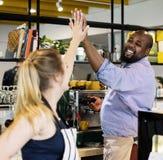 De collega's geven een hoogte vijf aan elkaar stock fotografie De collega's geven een hoogte vijf aan elkaar stock fotografie