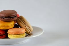 De Colorfullmakarons zijn op de witte plaat stock foto's De Colorfullmakarons zijn op de witte plaat stock foto's