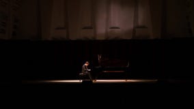 02 09 17 de Concertzaal van Rusland, Novosibirsk, Staat Een jonge mens die de piano op het stadium spelen 4K stock videobeelden 02 09 17 de Concertzaal van Rusland, Novosibirsk, Staat Een jonge mens die de piano op het stadium spelen 4K stock videobeelden