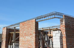 De concrete bars van de versterkingshoek met walsdraad Het metselwerk met ijzer verspert intels voor onvolledige huisbouw stock afbeeldingen De concrete bars van de versterkingshoek met walsdraad Het metselwerk met ijzer verspert intels voor onvolledige huisbouw stock afbeeldingen