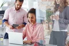 De creatieve nieuwe oplossingen van de teambrainstorming Stock Afbeeldingen De creatieve nieuwe oplossingen van de teambrainstorming Stock Afbeeldingen