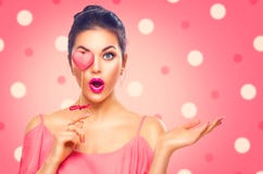 De dag van de valentijnskaart `s Schoonheids modelmeisje met het gevormde koekje van Valentine hart Royalty-vrije Stock Afbeelding De dag van de valentijnskaart `s Schoonheids modelmeisje met het gevormde koekje van Valentine hart Royalty-vrije Stock Afbeelding