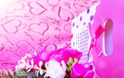 De Dag van Valentine ` s, Giftvakje kraftpapier-document met een rood lint en kaarsen Rustieke stijl royalty-vrije stock afbeeldingen De Dag van Valentine ` s, Giftvakje kraftpapier-document met een rood lint en kaarsen Rustieke stijl royalty-vrije stock afbeeldingen