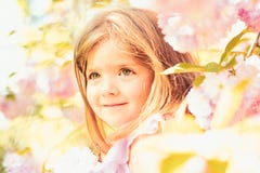 de dag van vrouwen gezicht en skincare Allergie voor bloemen De manier van het de zomermeisje Gelukkige kinderjaren de lente Weer royalty-vrije stock fotografie de dag van vrouwen gezicht en skincare Allergie voor bloemen De manier van het de zomermeisje Gelukkige kinderjaren de lente Weer royalty-vrije stock fotografie