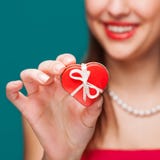 De Daggift van Valentine in handen stock fotografie De Daggift van Valentine in handen stock fotografie