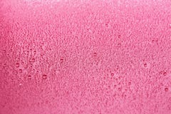 De dalingen van het water op roze achtergrond stock foto De dalingen van het water op roze achtergrond stock foto