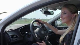 De dame van portretavto zit achter wiel moderne nieuwe auto die en camera glimlachen bekijken stock video De dame van portretavto zit achter wiel moderne nieuwe auto die en camera glimlachen bekijken stock video