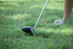 De damegolfspeler speelt golf royalty-vrije stock fotografie De damegolfspeler speelt golf royalty-vrije stock fotografie