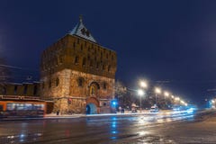 De de verlichte muur en hoofdingang van het Kremlin in Nizhny Novgorod royalty-vrije stock afbeelding De de verlichte muur en hoofdingang van het Kremlin in Nizhny Novgorod royalty-vrije stock afbeelding