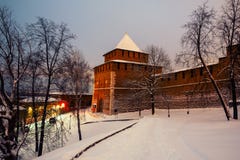 De de verlichte muur en hoofdingang van het Kremlin in Nizhny Novgorod royalty-vrije stock afbeeldingen De de verlichte muur en hoofdingang van het Kremlin in Nizhny Novgorod royalty-vrije stock afbeeldingen