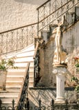 De decoratie van de binnenplaats van een Grieks huis met marmeren stappen en een standbeeld op het Eiland Kefalonia, Griekenland royalty-vrije stock afbeeldingen De decoratie van de binnenplaats van een Grieks huis met marmeren stappen en een standbeeld op het Eiland Kefalonia, Griekenland royalty-vrije stock afbeeldingen