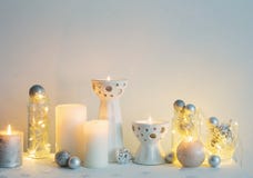 De decoratie van Kerstmis met kaarsen royalty-vrije stock afbeeldingen De decoratie van Kerstmis met kaarsen royalty-vrije stock afbeeldingen