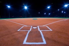De diamant van het honkbal bij nacht De diamant van het honkbal bij nacht
