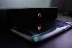 De dichte omhooggaande foto van Huawei-embleem op huawei mobiele doos stock afbeeldingen De dichte omhooggaande foto van Huawei-embleem op huawei mobiele doos stock afbeeldingen