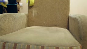 De dienst die vuile bank en stoelen met speciaal hulpmiddel schoonmaken stock footage De dienst die vuile bank en stoelen met speciaal hulpmiddel schoonmaken stock footage