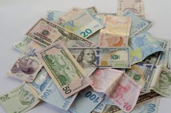 De dollar, de Lires en de euro bankbiljetten zijn op de lijst stock afbeelding De dollar, de Lires en de euro bankbiljetten zijn op de lijst stock afbeelding