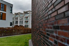 De donkere bakstenen van de aardetoon leiden tot nieuw stijlflatgebouw royalty-vrije stock afbeelding De donkere bakstenen van de aardetoon leiden tot nieuw stijlflatgebouw royalty-vrije stock afbeelding
