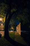 De donkere stoep van de stadsstraat bij nacht royalty-vrije stock afbeelding De donkere stoep van de stadsstraat bij nacht royalty-vrije stock afbeelding