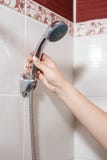 De douche in wijfje dient badkamers in royalty-vrije stock fotografie De douche in wijfje dient badkamers in royalty-vrije stock fotografie