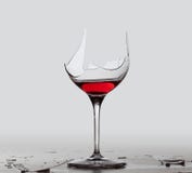 De drank rode wijn van de demon in glas Stock Afbeeldingen De drank rode wijn van de demon in glas Stock Afbeeldingen