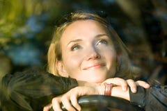 De dromen van de vrouw in de nieuwe auto stock fotografie De dromen van de vrouw in de nieuwe auto stock fotografie