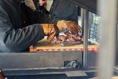 De een mensenkarbonades rookten ham op de straat in Praag Traditionele Tsjechische keuken stock fotografie De een mensenkarbonades rookten ham op de straat in Praag Traditionele Tsjechische keuken stock fotografie