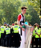 De Eenzame slagwerker die van Carnaval van de Nottingsheuvel achter politiemannen lopen stock afbeeldingen De Eenzame slagwerker die van Carnaval van de Nottingsheuvel achter politiemannen lopen stock afbeeldingen