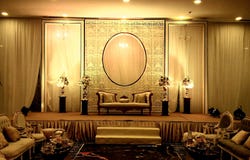 De elegante decoratie van het het huwelijksstadium van de banketzaal royalty-vrije stock foto's De elegante decoratie van het het huwelijksstadium van de banketzaal royalty-vrije stock foto's