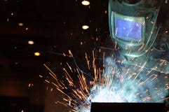 De elektrische lasser brouwt staal bij de fabriek stock foto De elektrische lasser brouwt staal bij de fabriek stock foto