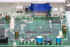De elektronische componenten worden opgezet op de van de Spaandersdioden van de apparatenraad de condensatorenvernauwingen stock fotografie De elektronische componenten worden opgezet op de van de Spaandersdioden van de apparatenraad de condensatorenvernauwingen stock fotografie