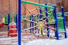 22 de enero de 2018/Laval, control de calidad, Canadá Hielo negro al principio del día en el patio, cerrado debido al estado de e fotos de archivo 22 de enero de 2018/Laval, control de calidad, Canadá Hielo negro al principio del día en el patio, cerrado debido al estado de e fotos de archivo