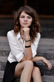 De ernstige, modieuze, goed opgeleide, mooie, mooie student, schoolmeisje en bedriegt, nerd zit op atirs dichtbij de school, univ royalty-vrije stock foto De ernstige, modieuze, goed opgeleide, mooie, mooie student, schoolmeisje en bedriegt, nerd zit op atirs dichtbij de school, univ royalty-vrije stock foto