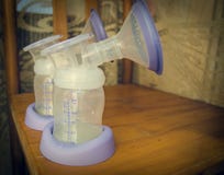 De Expresedmelk 5 dagen na moeder leverde baby, colostrum die in een melk veranderen stock afbeelding De Expresedmelk 5 dagen na moeder leverde baby, colostrum die in een melk veranderen stock afbeelding