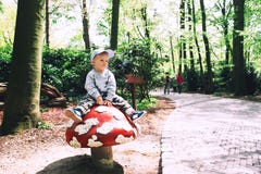 De familie heeft pret bij pretpark Efteling, Nederland stock foto's De familie heeft pret bij pretpark Efteling, Nederland stock foto's
