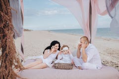 De familie ontspant op het strand stock afbeelding De familie ontspant op het strand stock afbeelding