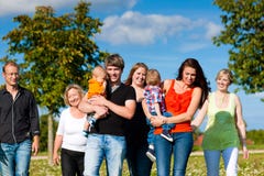 De familie van meerdere generaties op weide in de zomer stock foto De familie van meerdere generaties op weide in de zomer stock foto