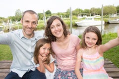 De familie van vier maakt selfie openluchtvadermoeder en dochterzuster royalty-vrije stock foto's De familie van vier maakt selfie openluchtvadermoeder en dochterzuster royalty-vrije stock foto's