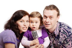De familie zingt in microfoon royalty-vrije stock afbeelding De familie zingt in microfoon royalty-vrije stock afbeelding