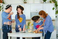 De familiekoks samen Echtgenoot, vrouw en hun kinderen in de keuken De familie kneedt deeg met bloem royalty-vrije stock afbeelding De familiekoks samen Echtgenoot, vrouw en hun kinderen in de keuken De familie kneedt deeg met bloem royalty-vrije stock afbeelding