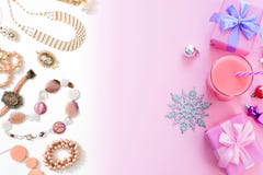 De feestelijke achtergrond voor de vlakte van de tekstsamenstelling legt de giftvakje van Kerstmispunten van de het glascocktail stock afbeeldingen De feestelijke achtergrond voor de vlakte van de tekstsamenstelling legt de giftvakje van Kerstmispunten van de het glascocktail stock afbeeldingen