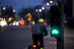 De fietser gaat fietsverkeerslicht over stock foto's De fietser gaat fietsverkeerslicht over stock foto's