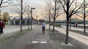 De fietsers berijden op Strida door de de lentestraten van Moskou in goed weer in de avond stock videobeelden De fietsers berijden op Strida door de de lentestraten van Moskou in goed weer in de avond stock videobeelden