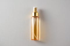 De fles gele kosmetische olie lucht royalty-vrije stock afbeelding De fles gele kosmetische olie lucht royalty-vrije stock afbeelding