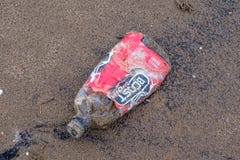 De Fles van de verhogingssport die omhoog of uit op het punt staand zich de bij plastic verontreiniging in Scotlands-Rivier Clyde royalty-vrije stock foto's De Fles van de verhogingssport die omhoog of uit op het punt staand zich de bij plastic verontreiniging in Scotlands-Rivier Clyde royalty-vrije stock foto's
